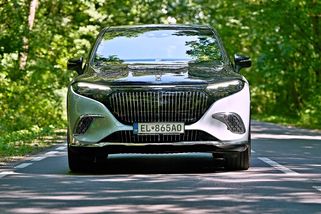 Elektromobily drtí asfalt i státní kasu. Čína řeší, jak zaplatit zničené silnice