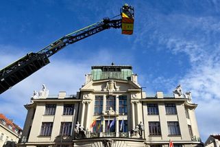 Zadržený pražský úředník vydával desítky rozhodnutí ve prospěch firmy svého bratra a své partnerky