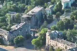 Ohořelá torza domů. Tohle město je opěrným bodem pro velkou bitvu na Donbase - Seznam Zprávy