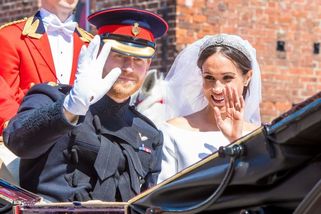 Harry zamíří za otcem do Británie i s Meghan a dětmi. Je to jejich nová taktika, už je cupují v televizi