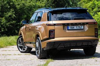 V Česku oblíbená značka nabízí velké SUV s obřím kufrem a výbavou prémiovek! Proti nim však stojí zlomek - Garáž.cz