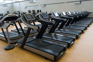 Čínské fitko nabízí porsche tomu, kdo za tři měsíce zhubne o 50 kg - Novinky