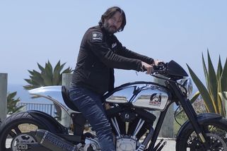 Keanu Reeves natáčí filmy, staví motorky a slaví 60. narozeniny - Garáž.cz