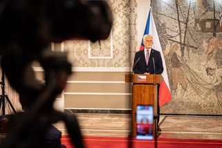 Prezident vede delegaci, tvrdí experti. Není to tak jednoduché, hádá se Macinka