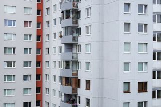 Za zrušení regulovaného nájmu jsme draze zaplatili a v zájmu volného trhu dnes nemáme kde bydlet - Médium.cz