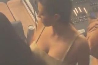 Video: Bianca Censori na Super Bowlu zahalená v plášti byla jen začátek. Neuvěříte, co měla Westova žena pod ním - Super.cz