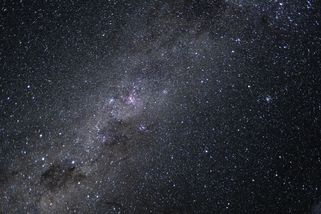 Astronomové objevili v centru Mléčné dráhy dosud nejsložitější cukr mimo Sluneční soustavu. Známe ho z malin