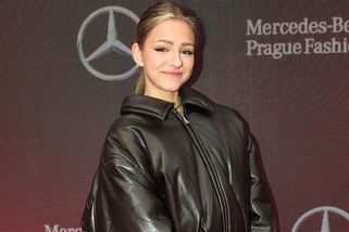 Dara omládla? Pavel Nedvěd sledoval zápas vedle mladičké blondýnky. Fanoušci jsou zaskočeni, Rolins to nebyla - Super.cz