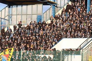 Je tu černo! Ultras Baníku Ostrava ve vlaku rasisticky uráželi malé romské děti