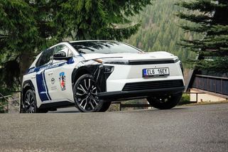 Horská služba nafasovala nové čtyřkolky Toyota. Tentokrát elektrické. Zjistili jsme, co na ně záchranáři říkají - Garáž.cz