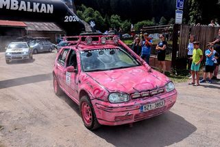 Na Bílé odstartoval Gumbalkan. Stovky „vyšňořených“ aut vyjely na silnice čtyř států Evropy