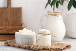 Je lepším zdrojem bílkovin tvaroh, nebo řecký jogurt?