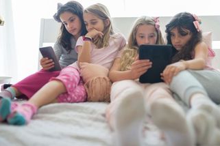 Zákaz sociálních sítí pro děti do 16 let a telefonů ve školách - Médium.cz
