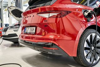 Autorizáky tiše bojují proti elektromobilům. Vydělají na tom nezávislí mechanici