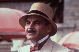 David Suchet slaví 80 let. Představitel Poirota oholil svůj slavný knírek a promluvil o rodinném trápení