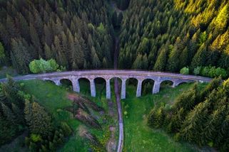 railtarget.cz/technologie-a-infrastruktura/triumf-z-dob-nejvetsi-krize-ceskoslovenska-pod-tunami-zdiva-tepe-moderni-zelezobeton-12429.html