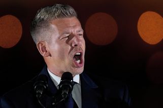 Magyar vyhrál, ale Orbán má ještě týdny neomezené vlády. Co se může stát?