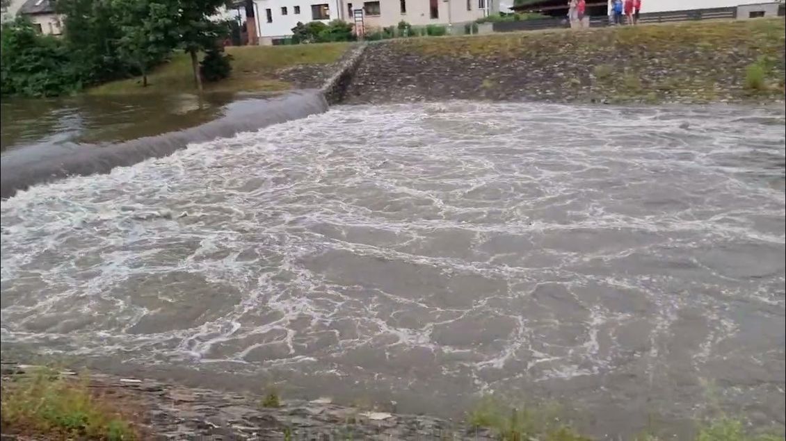Bečva Hovězí malý splav, velká voda 3. stupeň, první vlna
