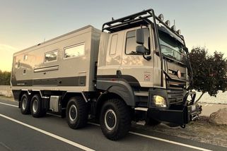 Novodobá Tatra kolem světa: Phoenix 8 × 8 SLRV je superluxusní soběstačná pevnost na kolech, která má úplně všechno. Doslova - Garáž.cz