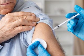 Měla to být vakcína proti covidu. Vědci teď zkoumají možnou souvislost s infarktem a mrtvicí