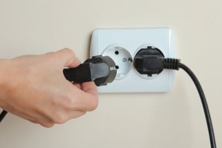 Na noc vypínáme špatné spotřebiče. Router může ušetřit stovky, nabíječka sotva pár korun