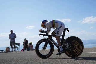 Evenepoel vyhrál časovku a lehce stáhl ztrátu na Pogačara, pád vyřadil dalšího z elitních jezdců - Sport.cz