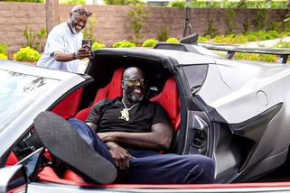 Shaquille O’Neal si pořídil vysněný placatý sporťák, ale nevešel se do něj. Řešení nakonec našel - Garáž.cz