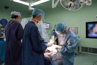 Čína slaví. Provedla první komerční implantaci rozhraní mozek-počítač na světě