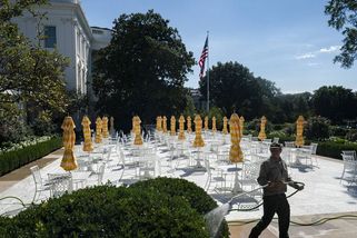 Fotky: Jako Mar-a-Lago. Trump nechal vybetonovat Růžovou zahradu Bílého domu - Seznam Zprávy