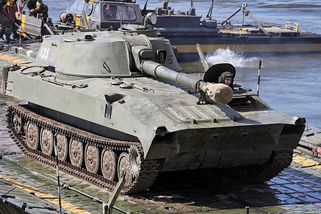 Za řekou se Ukrajinci neschovají. Ruská houfnice 2S1 Gvozdika si pro ně doplave, i když má bizarní způsob pohonu