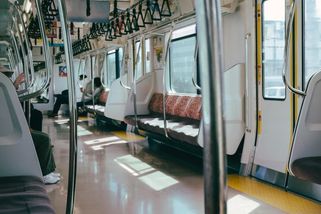 Muž mi v prázdné tramvaji začal nadávat, že zabírám místo taškou. Rychle jsem s ním vyběhla - Médium.cz