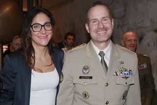 Kamera zachytila svatbu jako z pohádky. Generál Řehka si vzal poslankyni Opltovou, nevěsta ve svatebních šatech zářila