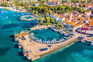 Chorvatům došla trpělivost: Turistům z pláže odvážejí lehátka i slunečníky