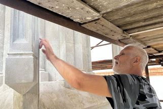 Zderadův sloup. Smírčí kříž a němý svědek poslední cesty k popravě je v péči restaurátora - Novinky
