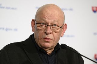 Mezinárodní ostuda slovenského šéfa úřadu Oľhy. Před novináři zdrhal jako Forrest Gump, nakonec potupně odstoupil