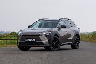 Praktické SUV se zrychlením sporťáku. Toyota bZ4X Touring není jen tak obyčejné rodinné auto - Garáž.cz