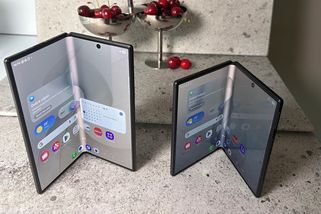 Ceny se šplhají až k 70 000 Kč. Skládací mobily od Samsungu podražily