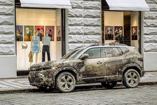 V nejluxusnější pražské ulici se dnes objevilo auto, u kterého se fotí davy. Není to přitom žádný supersport za miliony - Garáž.cz