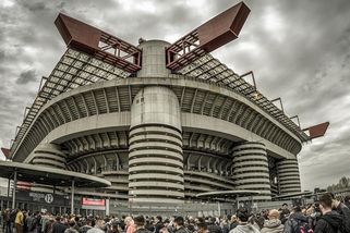 Kvíz: Stadionové duely. Poznáte, která fotbalová aréna je větší?