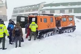 Až pět metrů sněhu. Andy zasáhla mimořádná kalamita - Novinky