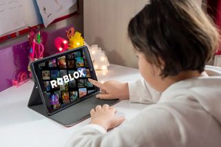 Dítě si hrálo na telefonu a utratilo 70 tisíc: Banka odmítla peníze vrátit, dluh může skončit u exekutora