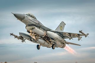První vzdušný zásah ukrajinské F-16: Ruský letoun skončil v troskách