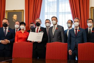 Platy poslanců se zdají vysoké. Jak si ale vede český premiér ve srovnání s evropskými kolegy? - Médium.cz