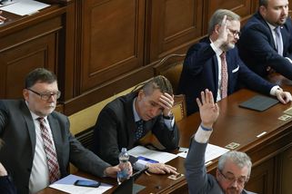 Stát nabere osm tisíc zaměstnanců, na jejich platy přidá 18 miliard. Počty úředníků snižujeme, brání se Fiala - Novinky