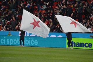 Slavia má na Spartu náskok přes miliardu korun - Médium.cz