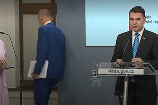 Když poslední dotaz bolí. Babiš po otázce na NATO předal slovo Macinkovi a odešel za duševním zdravím
