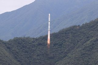Čínská raketa během testu nechtěně odstartovala, zachytila to kamera - Novinky