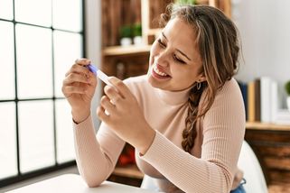 Plodnost žen po třicítce: Proč biologické stárnutí nezastaví zdravý životní styl ani moderní medicína? Expertka vyvrací mýty - Proženy.cz