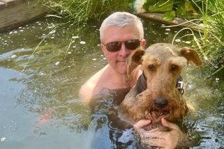 Poseidon z ministerstva průmyslu bez trojzubce, zato s Betynou v náručí. Havlíček ukázal svůj recept, jak přežít tropy