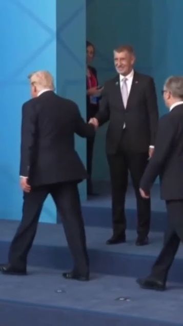 Andrej Babiš si potřásl rukou s prezidentem USA Donaldem Trumpem #andrejbabis #donaldtrump #shorts